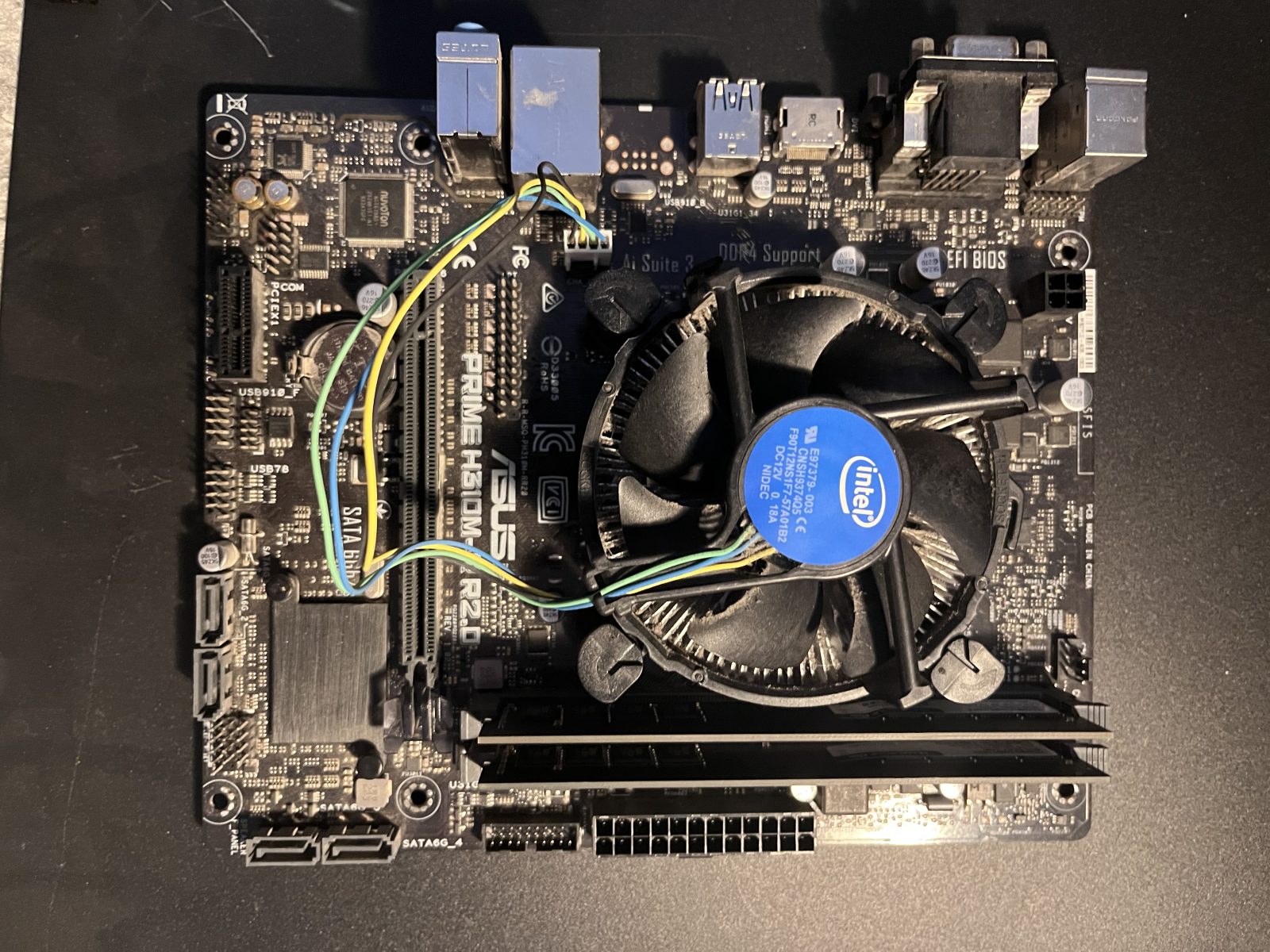 DDR4 memory installed on the motherboard alongside the cooler